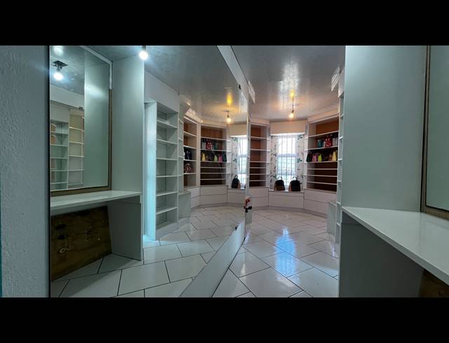 7 BEDROOM HOUSE FOR SALE IN WEST BEACH